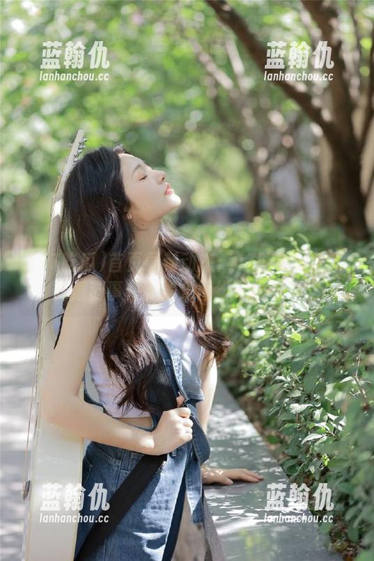 首页最新动态：17吃瓜曝出黑料蘑菇事件，娱乐圈纷争再次升级