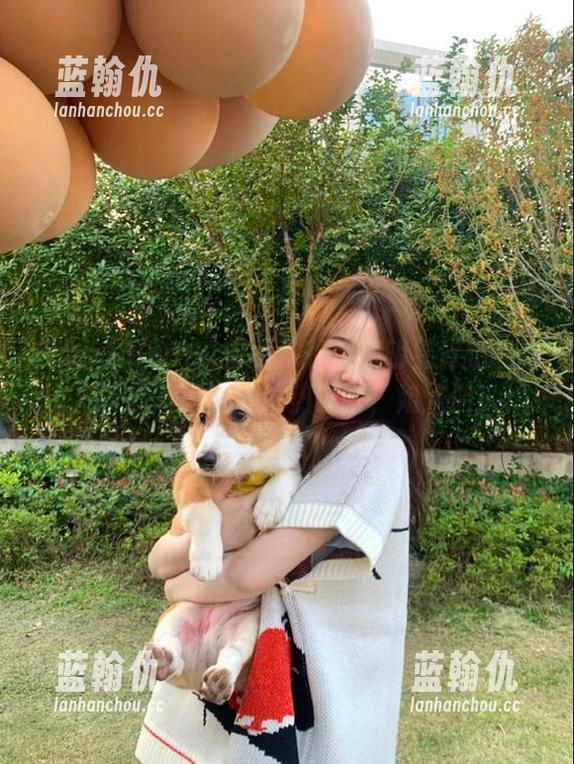 hlwbet首页带你观看明星背后的秘闻，快来一起评论热议吧，姐妹们！